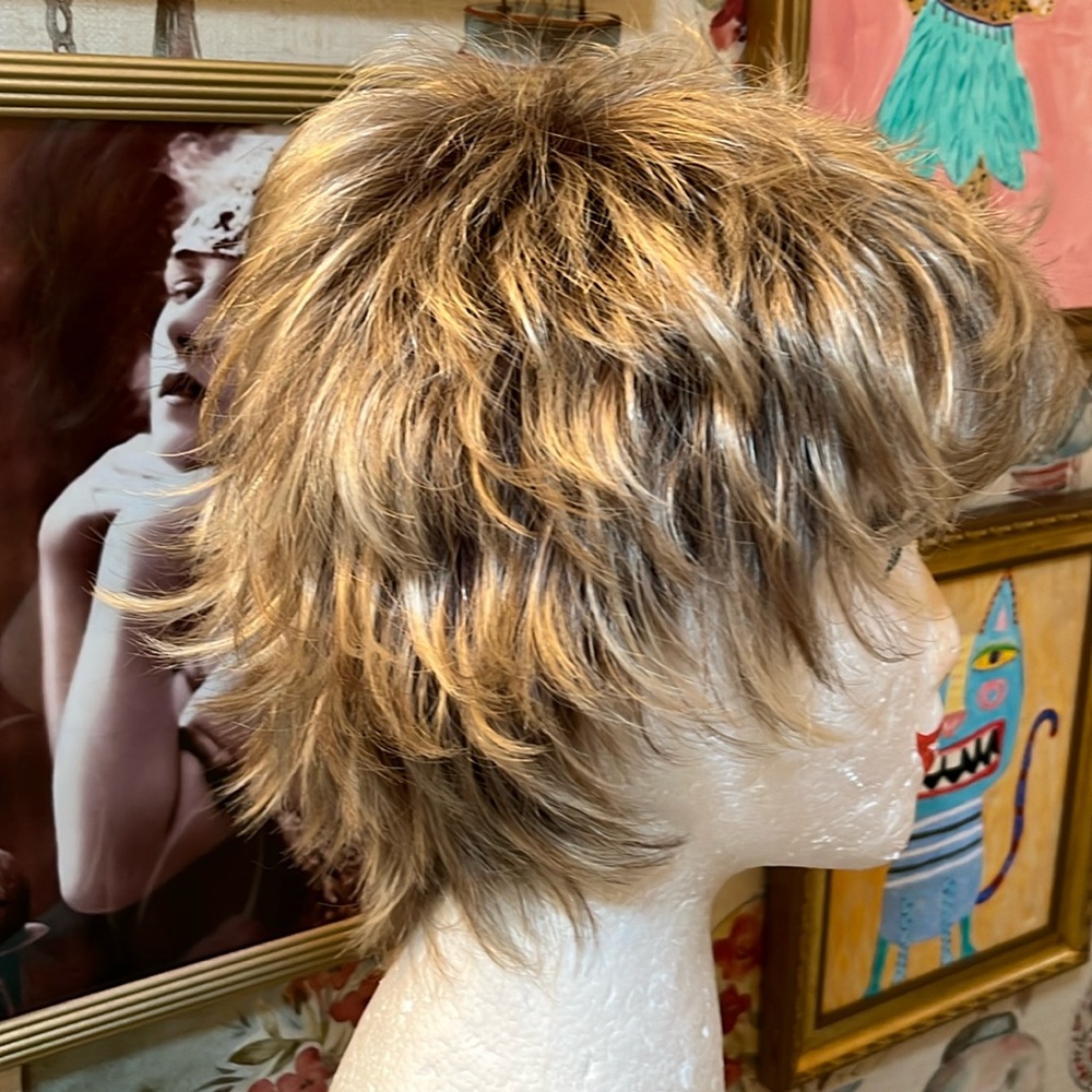 Estetica ROSA short spikey rooted wig pre owned Excellent